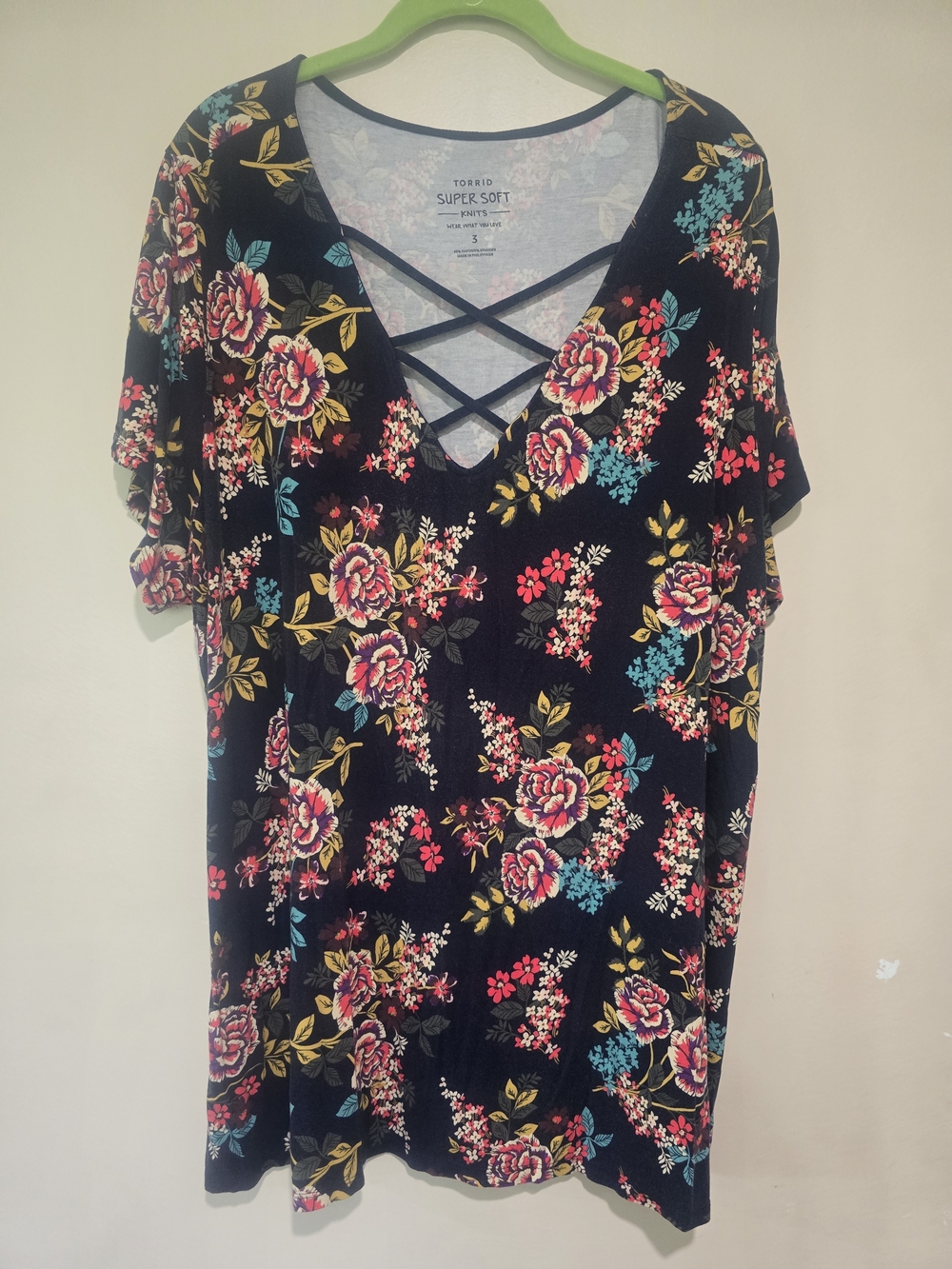 Torrid SZ 3 Floral Crisscross V-Neck Soft Knit Tee
